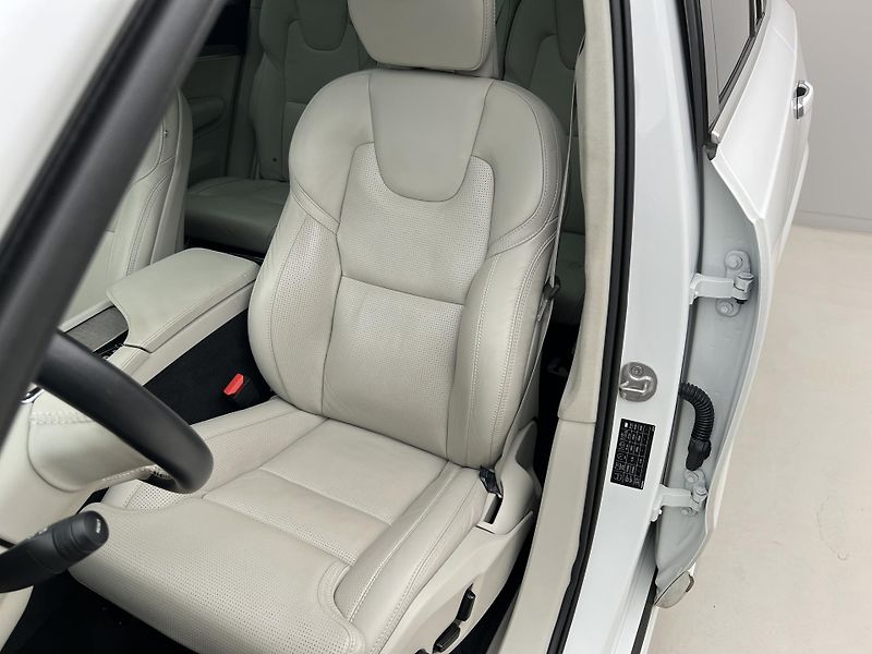 Volvo XC90 B5 AWD ULTIMATE BRIGHT 7 MÍST  - fotka 20 z 51