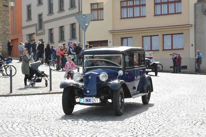 Stovka nablýskaných motocyklů a automobilů předválečné a meziválečné éry vyrazila v neděli z Horního náměstí v Přerově na spanilou jízdu regionem. Nejstarší účastnicí byla osmaosmdesátiletá Libuše Šulcová, která na trasu vyrazila na motocyklu BSA 770 se s