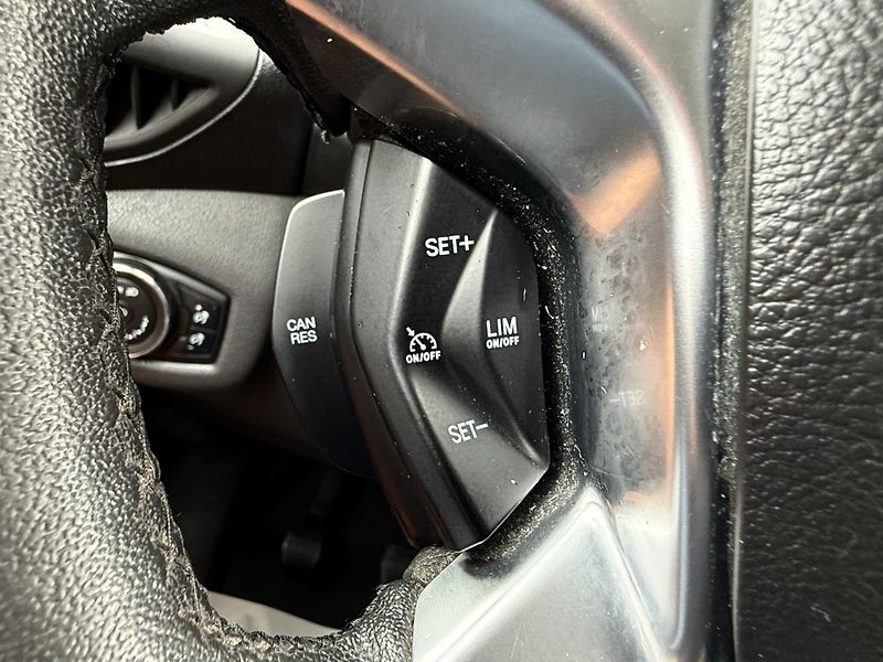 Ford Transit Connect 1,6 TDCi 5 míst REZERVACE - fotka 25 z 32
