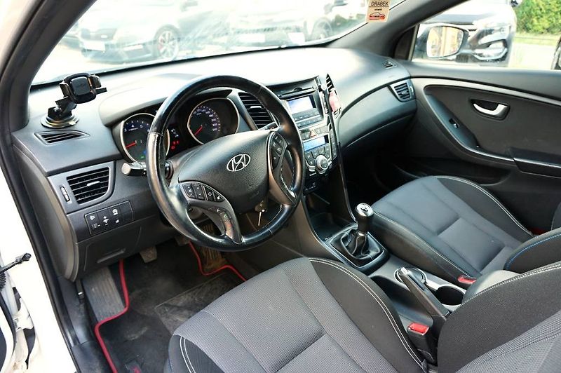 Hyundai i30 (2016) CZECH GO! 1,6 GDI 99 kW - fotka 25 z 44