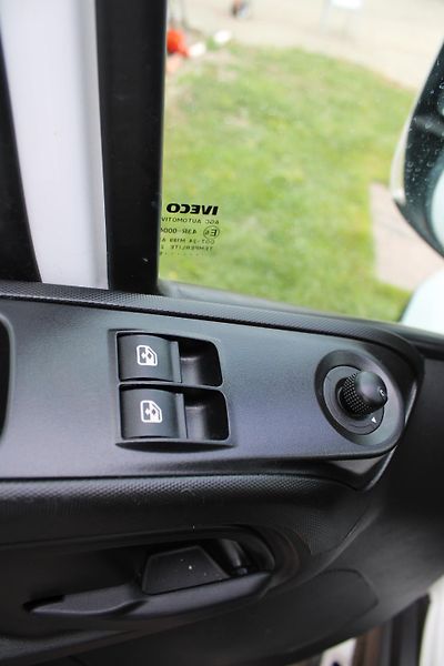 Iveco Daily 35C160 2,3 Skříň+čelo+klima - fotka 15 z 19