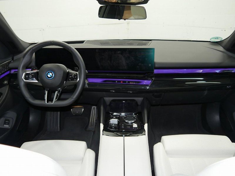 BMW Řada 5 550e xDrive - fotka 7 z 12