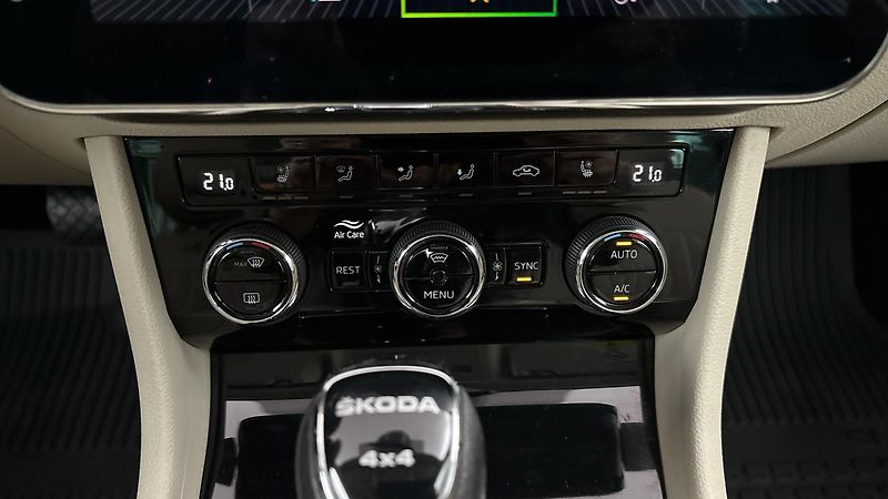 Škoda Superb 2.0 TDI DSG 4x4 L&K - fotka 13 z 32