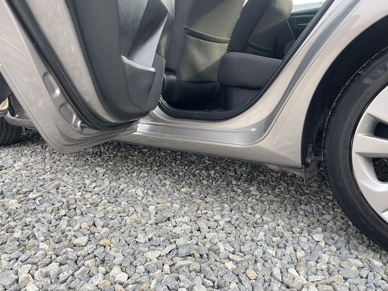 Toyota Auris 1.8i 16v HYBRID AUT NAVI CAM!! - fotka 92 z 166