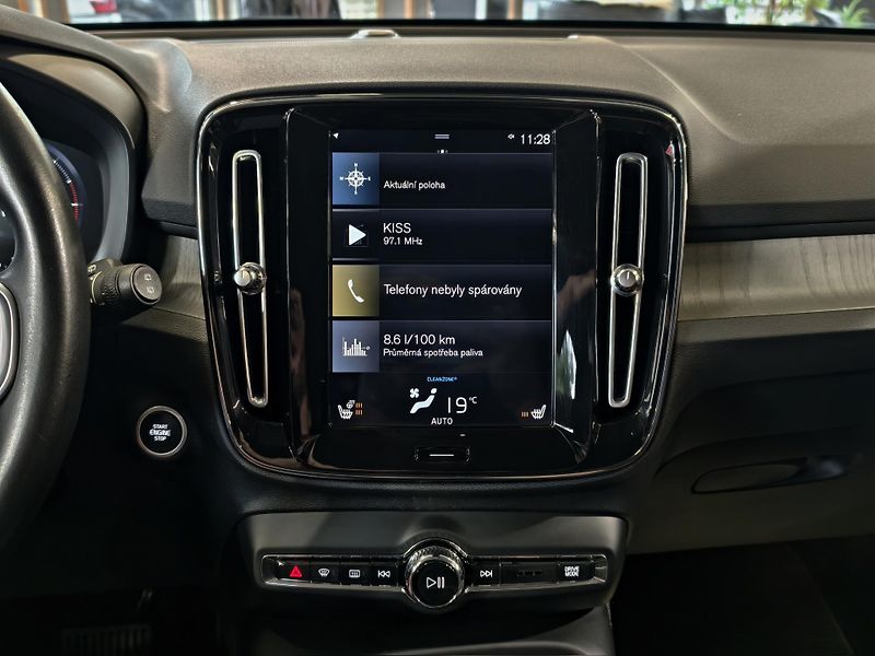 Volvo XC40 D4 140kW AWD, INSCRIPTION, DPH - fotka 13 z 25