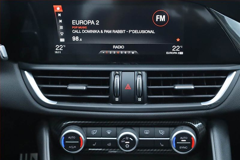 Alfa Romeo Giulia (2017) 2.0 Turbo - fotka 12 z 26