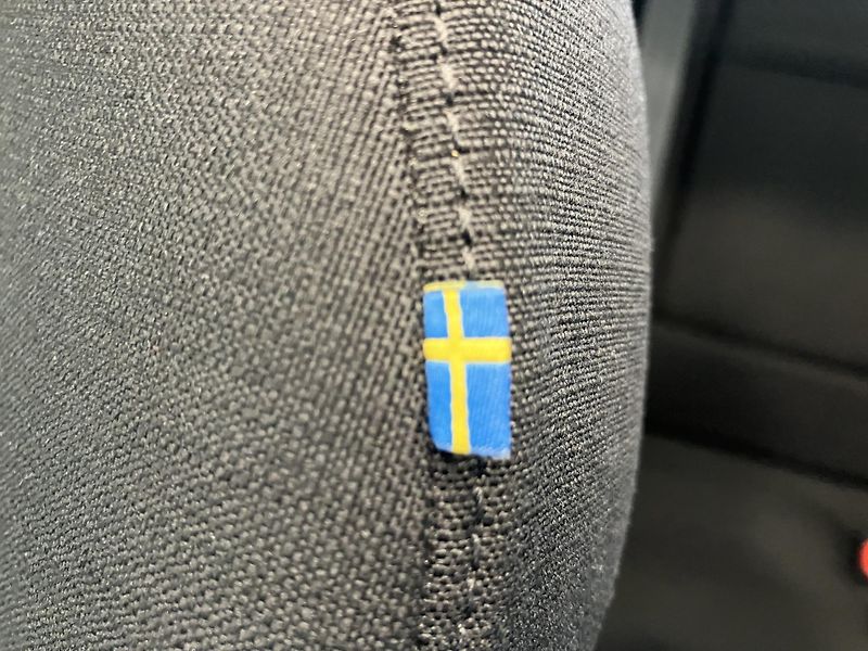 Volvo XC60 B4 FWD Momentum PRO AT8 - fotka 45 z 47