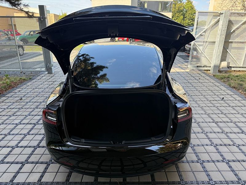 Tesla Model 3 Long Range AWD - fotka 33 z 38