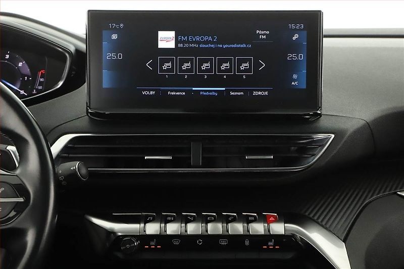 Peugeot 3008 (2021) 1.5 BlueHDi, Automat, ČR,1.maj - fotka 11 z 20