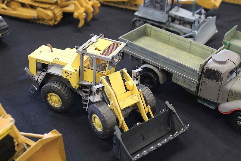 Papírový model buldozeru Caterpillar.