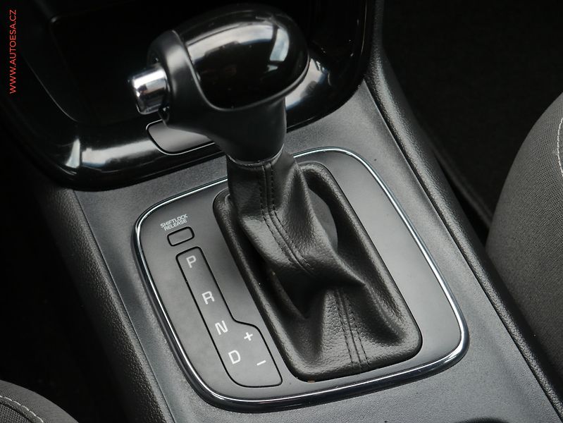Kia Ceed (2019) 1.6CRDi, 2.maj,ČR, GT Line - fotka 15 z 25