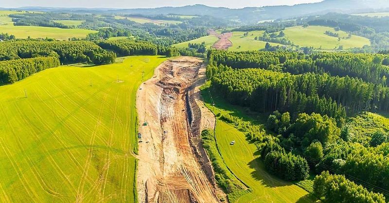 Stavba dálnice D11 u česko-polské hranice.