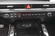 Poněkud komplikované ovládání klimatizace a navigace v jednom