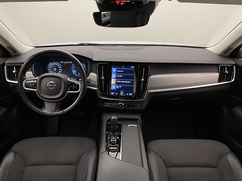 Volvo V90 B4 MOMENTUM AUT - fotka 2 z 46