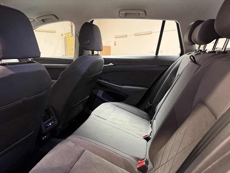 Volkswagen Golf 1.5 TSI EVO 110kW mHEV Style D - fotka 12 z 14