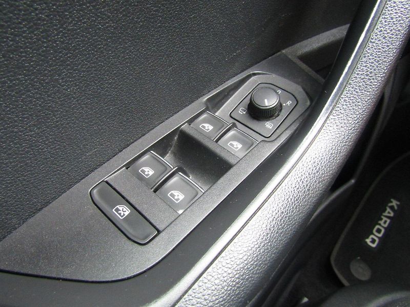 Škoda Karoq (2019) 1.0 TSI 85kW ACC + KAMERA - fotka 30 z 43