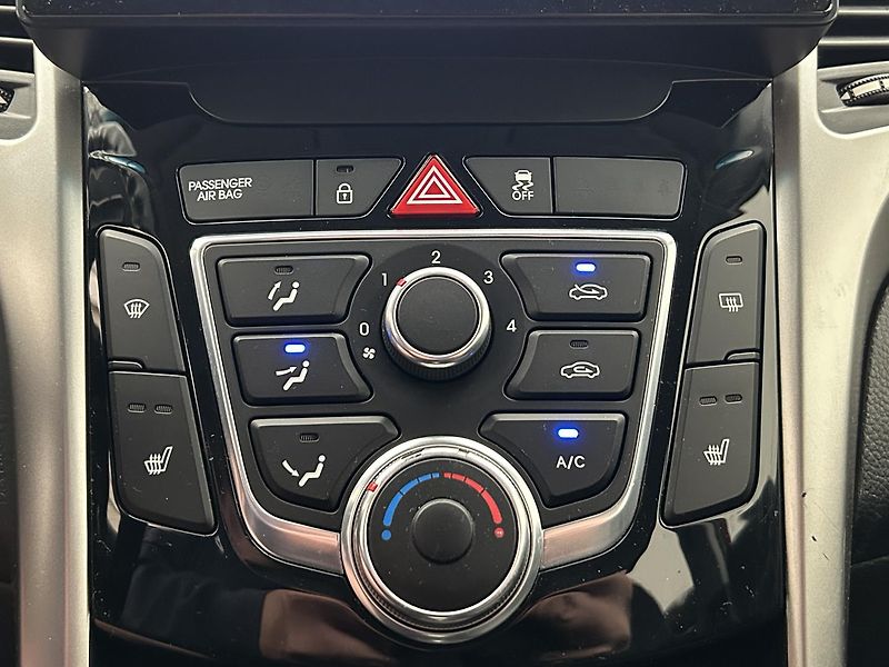 Hyundai i30 1.6  Trikolor - fotka 17 z 23