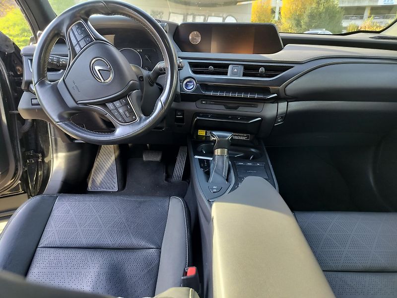 Lexus UX 250h kožené a vyhřívané sedačky - fotka 11 z 21
