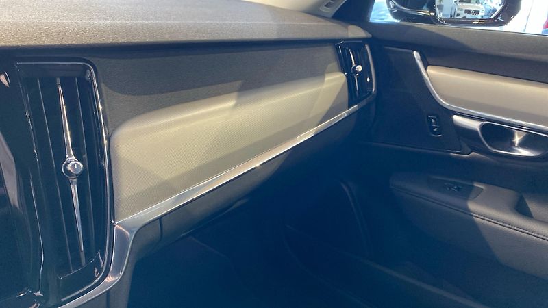 Volvo V90 MOMENTUM PRO, B4 FWD, 145+10 k - fotka 13 z 28