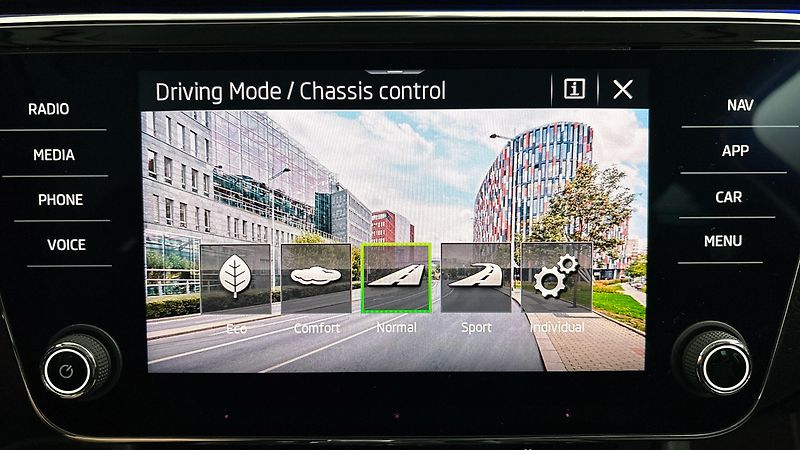 Škoda Superb 2.0 TDI DSG 4x4 L&K Combi - fotka 33 z 34