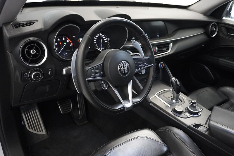 Alfa Romeo Stelvio 2.0 TB 280PS Q4 AUT. - fotka 12 z 29