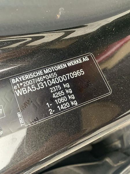 BMW Řada 5 (2013) 520d - fotka 8 z 12