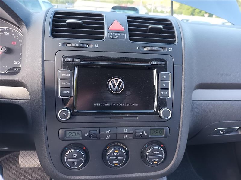 Volkswagen Golf 1,6 75kw,AUTOMAT,SERVISKA - fotka 26 z 35