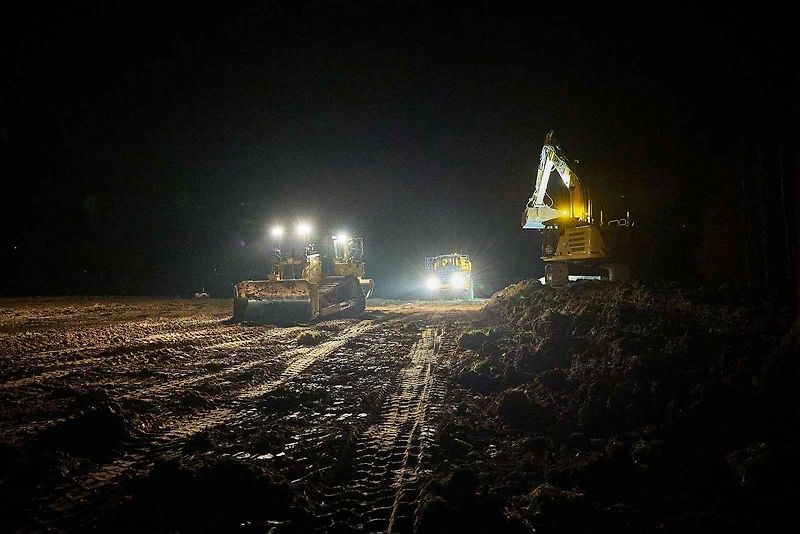 Na stavbě dálnice D11 se pracuje i za tmy.