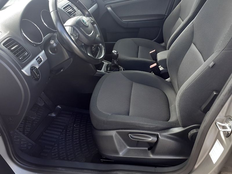 Škoda Yeti (2013) 1.2 TSI AMBIENTE - fotka 16 z 37