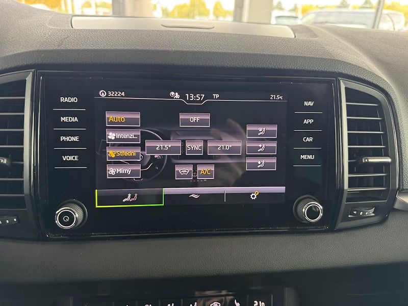 Škoda Karoq (2024) 2,0TDi DSG 4x4 LED TAŽNÉ NAVI - fotka 27 z 37