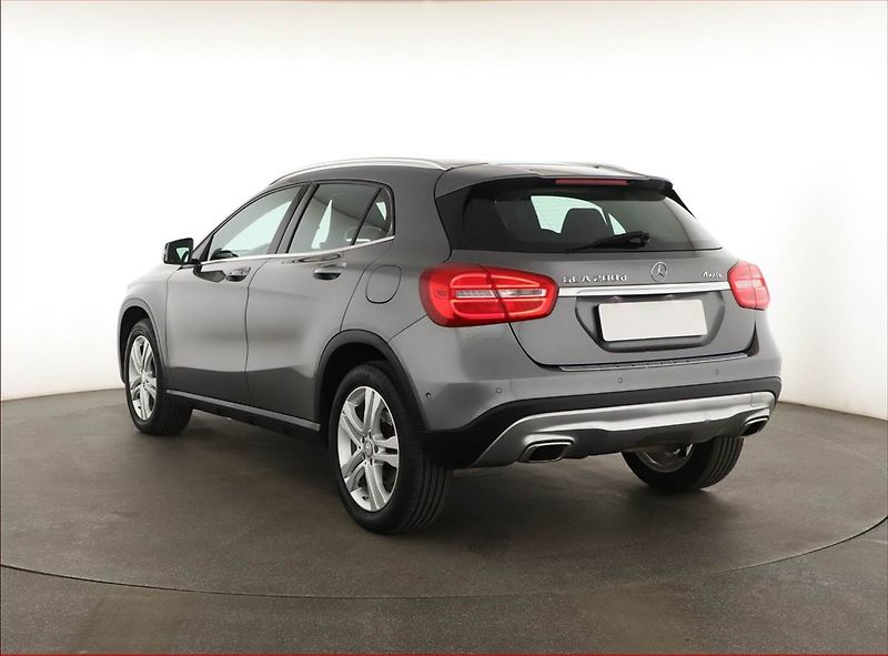Mercedes-Benz GLA (2016) 200 CDI 4MATIC, 4X4 - fotka 4 z 18