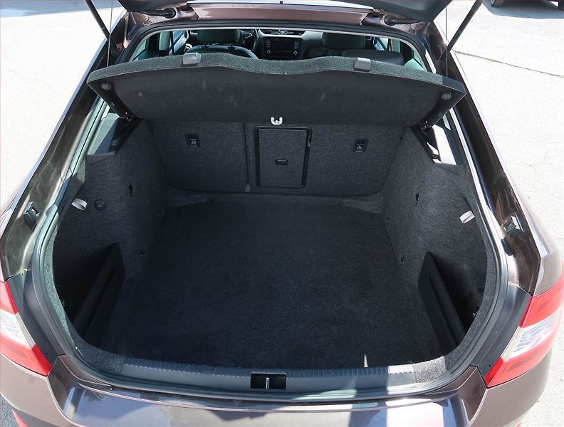 Škoda Octavia (2014) Elegance 1.2 TSI, Navi, Xenony - fotka 14 z 20