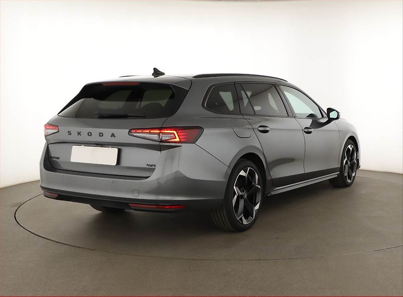 Škoda Superb (2025) 2.0 TDI, Sportline, HUD, Paměť - fotka 5 z 21