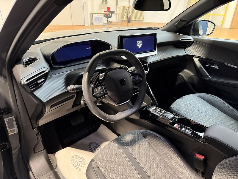 Peugeot 2008 ALLURE 1.2 PureTech 130 S&S EA - fotka 5 z 13