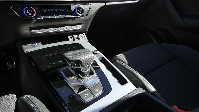 Audi Q5 40 TDI quattro S tronic S Line - fotka 6 z 28