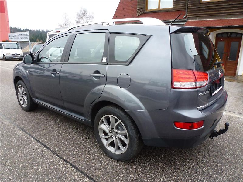 Citroën C-Crosser 2,2 HDi SX 7míst 4x4 - fotka 13 z 53