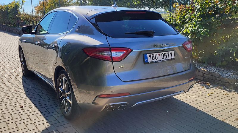 Maserati Levante (2018) barva šedá metalíza - fotka 3 z 8