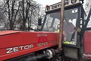 Táta, brácha a já, jedeme v tom spolu. V Suchém pořádali v pondělí vánoční jízdu traktorů.