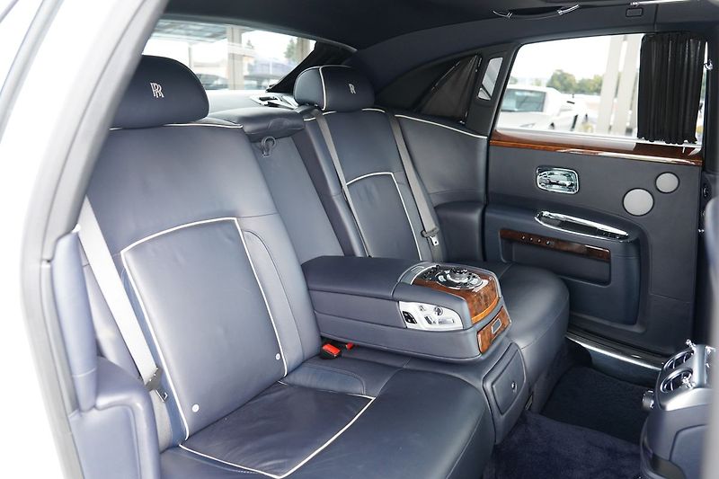 Rolls-Royce Ghost 6.75i V12  570 PS - fotka 31 z 45