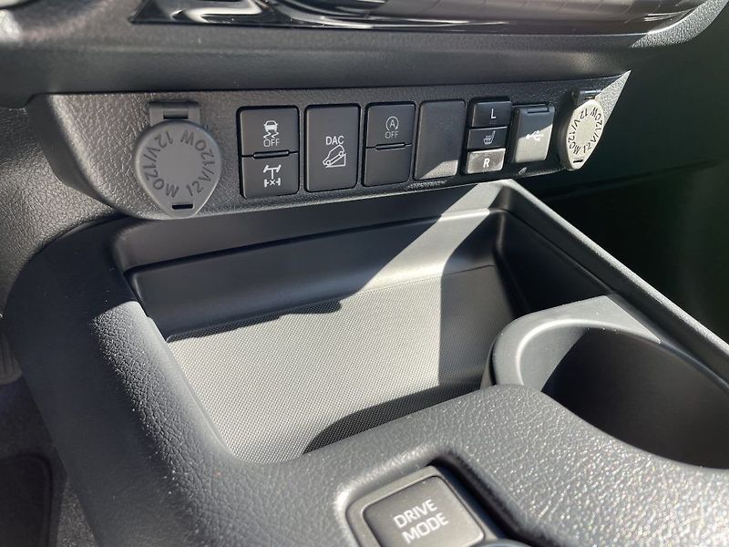 Toyota Hilux 2.8D Executive ODBĚR 3/2027 - fotka 19 z 30