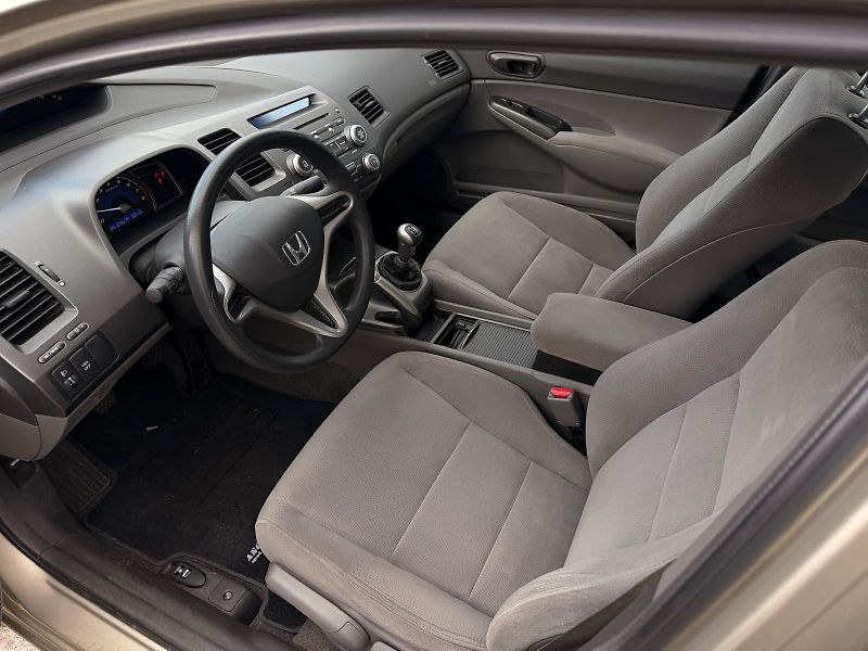 Honda Civic 8. gen 1.8 LS - fotka 19 z 21
