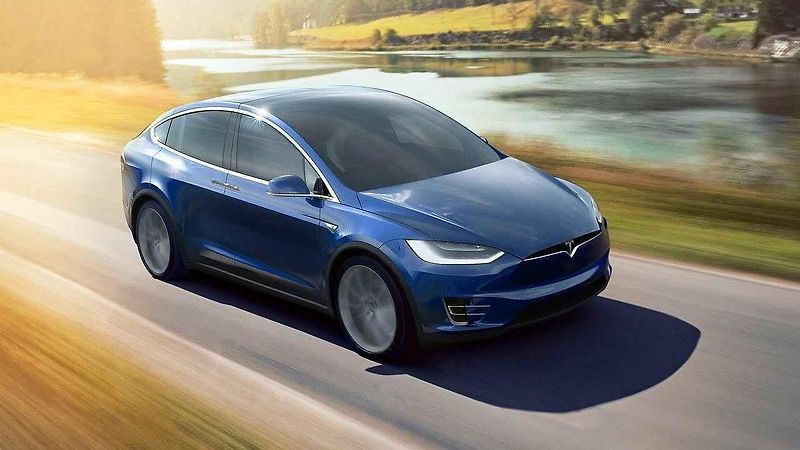 Model X v autonomním režimu čelně naboural do betonového rozdělovače pruhů na dálnici.