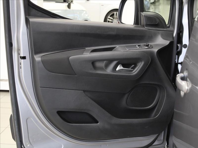 Opel Combo 1,2 Turbo 81kW LONG 7-míst ČR - fotka 15 z 20