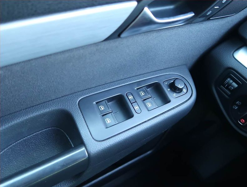 Volkswagen Sharan (2015) 2.0 TDI, Automat, 7 míst - fotka 18 z 18