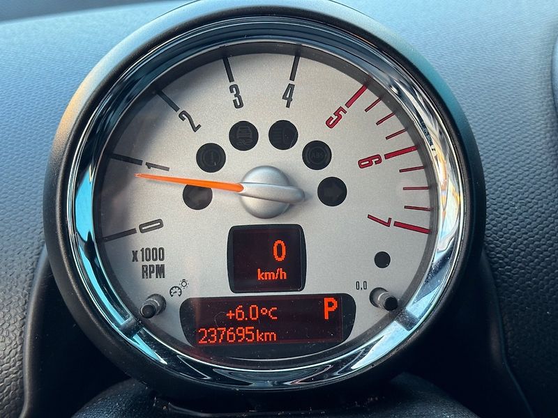 Mini Cooper (2013) 2.0 D 105kW ALL4 AUT - fotka 11 z 47