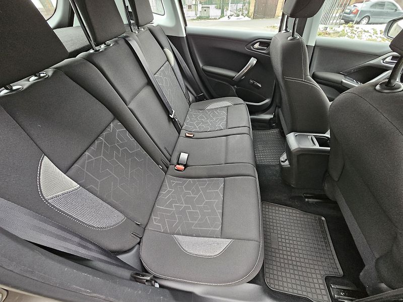 Peugeot 2008 (2017) 1.2 Pure Tech 81KW - fotka 11 z 22