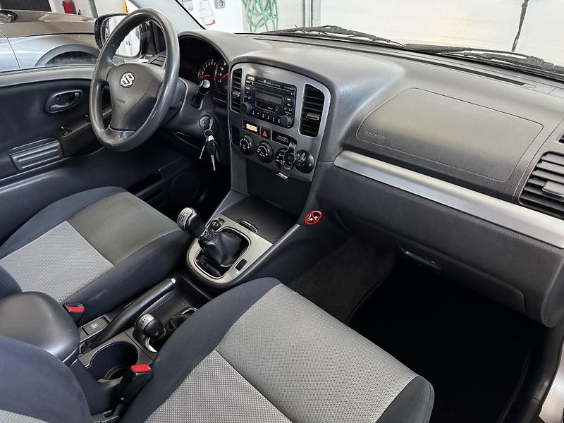 Suzuki Grand Vitara (2005) 1.6i 69 kw 4x4 - fotka 21 z 23