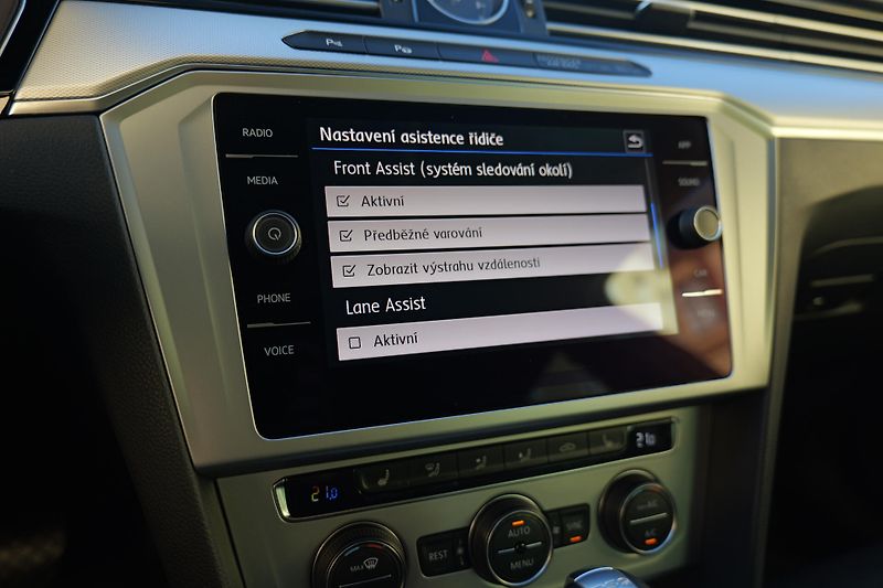 Volkswagen Passat 1.4 TSI DSG Kamera Cockpit Taž - fotka 34 z 38