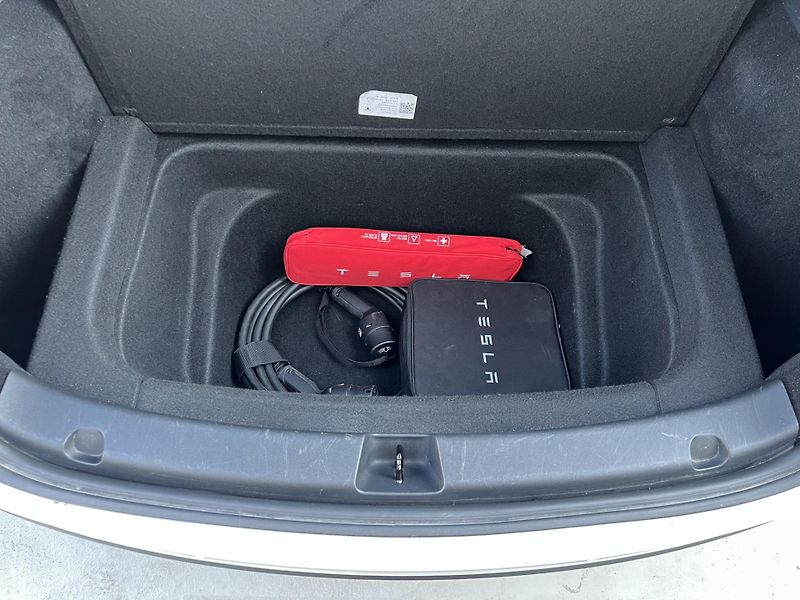 Tesla Model Y Long Range AWD 91% SOH - fotka 10 z 21