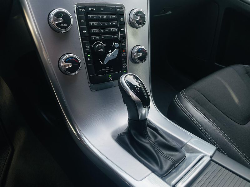 Volvo XC60 2.4D 5VÁLEC 1.MAJITEL SERVISKA - fotka 36 z 43